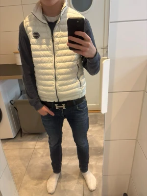 Colmar nylon gilet väst – vit, storlek 48 (nästan ny) - Säljer en snygg och tidlös väst från Colmar i vitt nylon. Perfekt som ett lätt ytterplagg nu till våren eller som lager på kyligare dagar. 	•	Storlek: 48 (normal i storleken) 	•	Färg: Vit 	•	Modell: Nylon gilet vest 	•	Skick: Nästan som ny, inga defekter eller synliga slitage 	•	Använd sparsamt och väl omhändertagen  En riktigt stilren och mångsidig väst som funkar till både vardag och lite mer uppklädda outfits. Sitter skönt och är lätt att bära.  Skicka gärna om du har frågor 💕