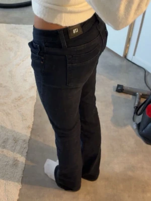 Marinblå bootcut jeans från LTB - Snygga marinblå jeans från LTB med klassiska fem fickor. Jeansen har normal midja och är tillverkade i ett stretchigt denimtyg som sitter bekvämt. Perfekta för en stilren och enkel look.