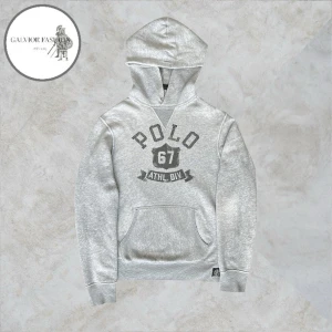 Polo Ralph Lauren hoodie S - Polo Ralph Lauren hoodie i storlek S. Lite tunnare modell som passar perfekt till vår och sommar. Skick 7.5/10 något ojämn färg  och liten defekt på ena armen (se sista bilden) i övrigt fint skick utan större defekter. Hör av dig för mått!             ~                                                                             Nypris cirka 1 500–2 500 kr | Mitt pris 699kr. Alla följare får rabatt så följ!