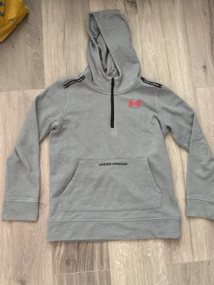 Grå hoodie från Under Armour - Snygg grå hoodie från Under Armour, barnstorlek