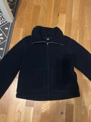Fluffig mörkblå jacka från lager 157 - Säljer dennna jackan från lager 157 som är använd några gånger men inget som märks så jätte mycket, priset kan diskuteras! Den sitter bra j storleken 