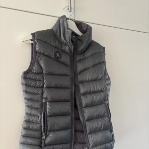 Uhip dunväst - Använd typ 1 gång! Jättefin, passar XS/S dam grå grön färg 