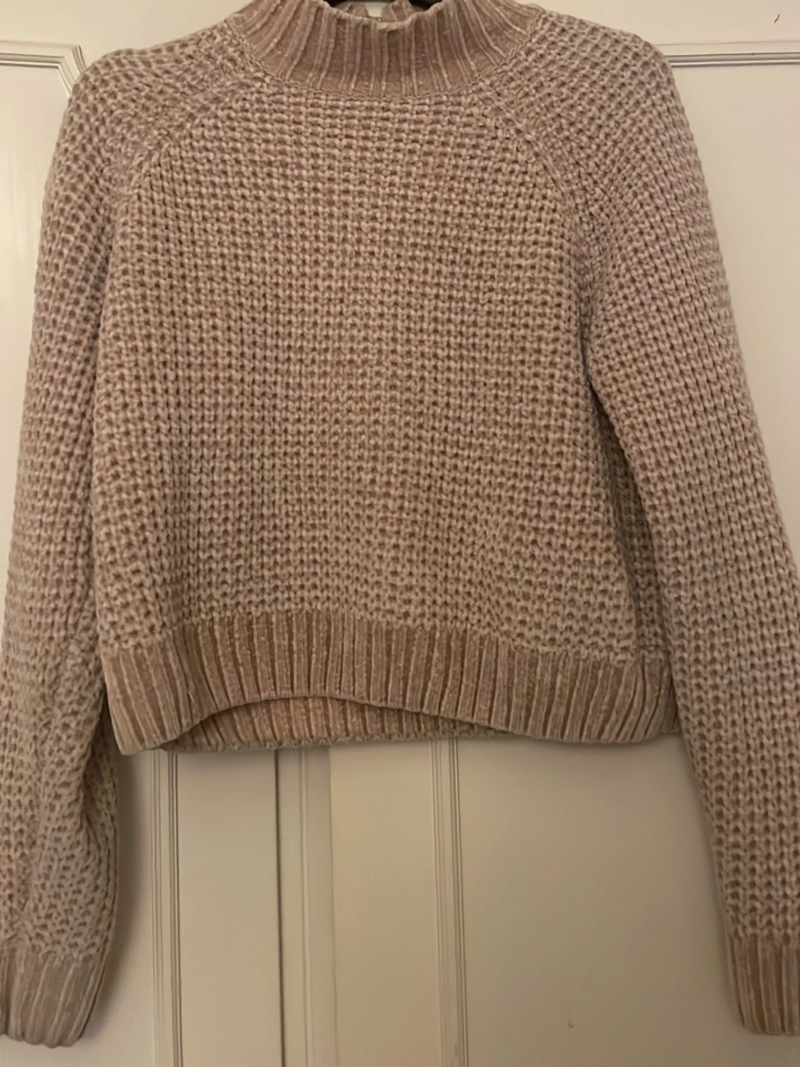 Beige stickad tröja med polokrage
