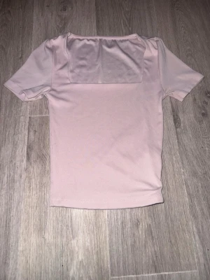 Ljusrosa kortärmad topp - Hejj säljer ljusrosa topp i storlek xxs använd ett par gånger🥰