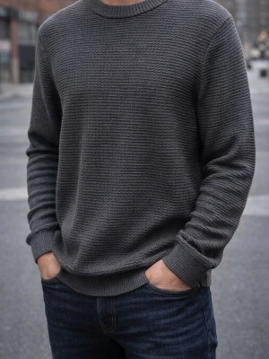 J.Lindeberg stickad tröja – grå textured knit - Snygg och stilren stickad tröja från J.Lindeberg i mörkgrå färg med textured/waffle knit. Minimalistisk design som passar perfekt till både vardag och mer uppklädda outfits.  Rak passform (regular fit) – sitter clean på kroppen utan att vara för tight. Perfekt till jeans eller chinos för en enkel men premium look.  Riktigt bra kvalitet som J.Lindeberg är kända för.