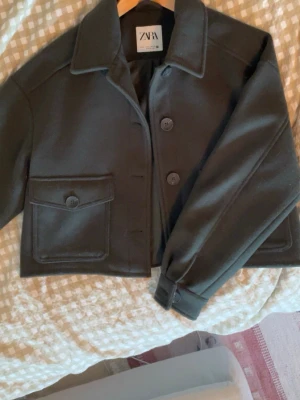 Mörkgrön kort jacka från Zara - Kroppad