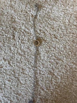 Silver armband  - Snyggt armband i silverfärgmed tunn kedja och en rund ringdetalj i mitten. Det är från Edblad! Armbandet har även en liten rund berlock vid låset. Perfekt för dig som gillar minimalistiska smycken med en twist. Pris går absolut att diskuteras och detta säljs även på vinted 💞