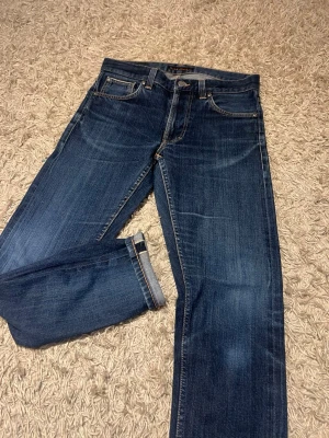 Dry Selvedge nudie jeans slim fit  lean dean grisch laidback denim - Dry Selvedge nudie jeans slim fit modellen lean dean.  Ändras med tiden till en riktigt najs fade. Mycket bra skick inga märkvärdiga defekter. Storlek 30/30. Postas antigen samma dag som köp eller dagen därpå🙌💯