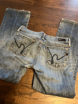 Low waist jeans bootcut   - Jättefina jeans från citizens of humanity. Låg midja och bootcut 