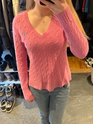 Ralph Lauren tröja  - Jättefin rosa stickad Ralph Lauren tröja i 100% merinoull, säljer då den inte används. Originalpris  ungefär 2500kr, givetvis äkta. Lite sticksig men inget man tänker på.  Skriv för frågor eller funderingar 💞