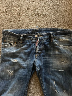 Dsquared2 jeans  - Väldigt flashiga raka jeans inte baggy alls utan de sitter väldigt bra med låga skor. Använt par gånger jeansen har inte fått några skor förutom loggan på gylfen därför de låga priset !