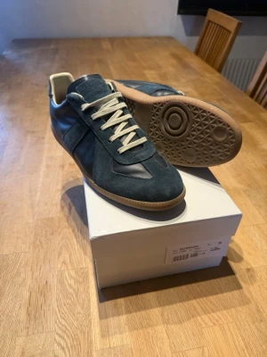 Maison Margiela Gats - Säljer blåa Maison Margiela Gats i storlek 44 (passar även 45). Sparsamt använda, fint skick enligt bilder. Perfekta till våren. Pris kan diskuteras. Hör av dig vid frågor eller för fler bilder! Mvh Felkannn