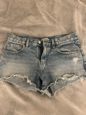 Jeansshorts - Snygga lågmidjade jeansshorts från gina perfekta till våren och sommaren💕