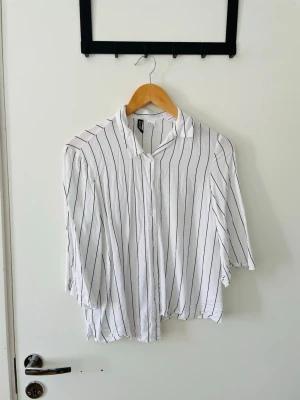 Vit randig skjorta  - Vit randig skjorta, lite croppad form.