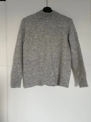 Stickad tröja - Stickad grå tröja med ullblandning , jättefint skick!