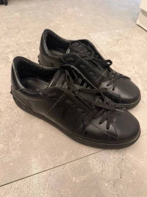 Valentino open  - Valentino open skor i jätte bra skick. Storlek 43, nypris 7500kr. Pris kan diskuteras vid köp 👍