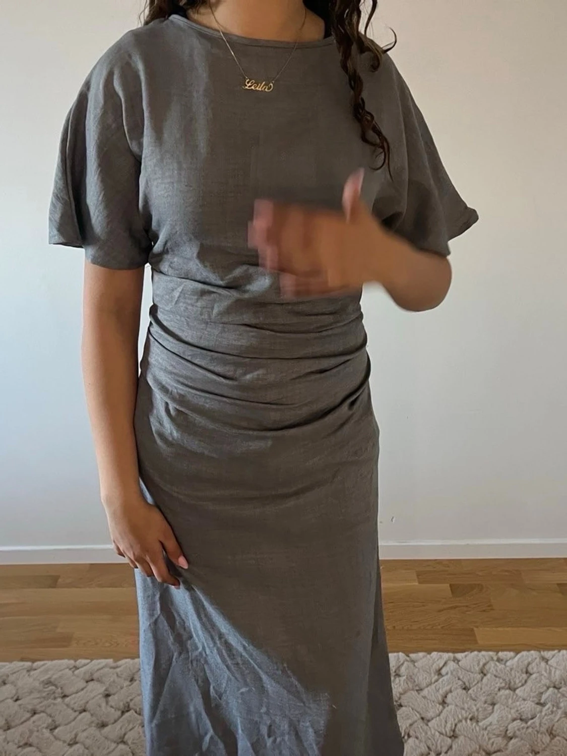 Grå midiklänning med rynkade detaljer - 3