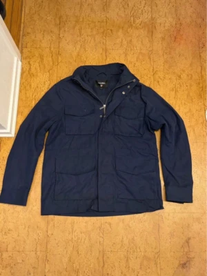 Strömberg field jacket  - Tvärsnygg field jacket i mycket bra skick. Nypris cirka 1200kr. Inga defekter eller hål. Perfekt ny inför våren! Priset egg hugget i sten! Hör av er vid frågor! A: 45cm B: 46cm C: 55cm D: 66cm