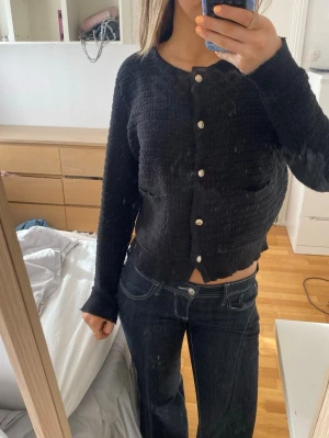 Svart kofta  - Super söt Stickad kofta med guldiga knappar och två fickor💕