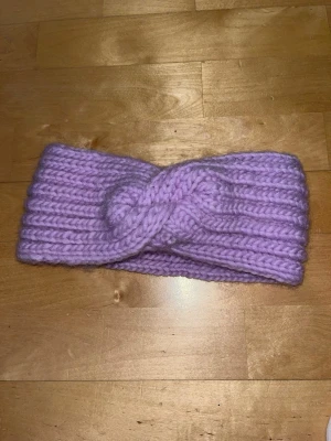 Villapanta 54cm - Laventelin värinen lankavan lempi langasta tehty villapanta. Ollut noin pari talvea satunnaisesti käytössä. Koko noin 54cm päähän sopiva. Eläintalous MMM Katsothan myös muut ilmoitukseni Tarjoa 