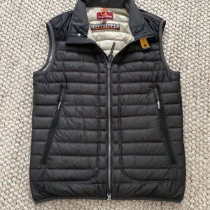Svart dunväst från Parajumpers  - Snygg svart dunväst från Parajumpers i storlek Medium. Använd  en säsong. Skick 8/10. Pris kan sänkas om snabb affär. Hör av er om ni har frågor!