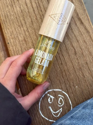 Sol de Janeiro Limonada Gelada parfym - Den nya parfym från Sol de Janeiro i doften Limonada Gelada limited edition . Den doftar som lemonade godis, söt och fräsch, jag råkade köpa två stycken och jag vill sälja en 