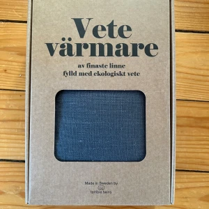 Vetevärmare av linne från Terrible Twins - Vetevärmare tillverkad av finaste linne och fylld med ekologiskt vete. Kommer i en snygg kartongförpackning. Perfekt för att värma sig eller lindra spänningar. Tillverkad i Sverige.