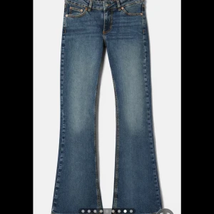 Bootcut low jeans - Supersnygga blå bootcut lågmidjade jeans från junkyard. Storlek S