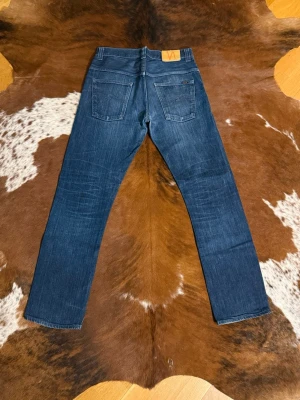 Nudie EvenSteven Blue Dry - Tjena! Säljer dessa riktigt snygga nudie jeans i modellen EvenSteven, byxorna är ifrån 2000 talet och sitter straight, fint skick, W32/L34, hör av dig vid funderingar!🙌