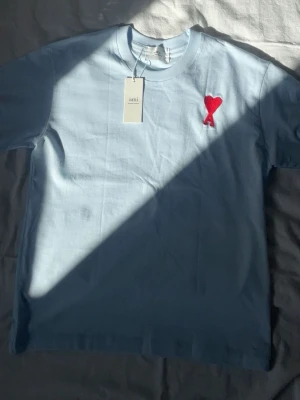 Ami paris t shirt - Perfekt för sommaren helt stilren bra passform skön hör av er vid frågor pris kan diskuteras vid snabb affär 🙌