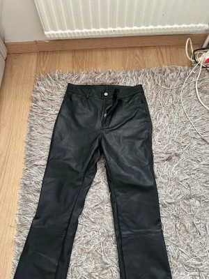 Svarta skinnbyxor med raka ben - Snygga svarta skinnbyxor med raka ben från Mango, storlek 38