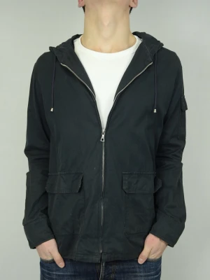 A.P.C. Jacka  - A.P.C. JACKA Storlek : M Passform : Normal Användning : Jackan är i ett fint skick utan defekter Nypris : Cirka 3500SEK Modellen på bilden : 182CM och väger 77KG