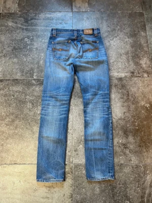 Blå raka jeans från Nudie Jeans - Säljer ett par jeans från Nudie Jeans i storlek W30 L34 ifall du har någon fundering är det bara att skicka ett meddelande.