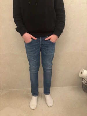 Dondups George  - Säljer ett par blåa dondups med ljus fade på knäna som är i modellen George och är ett limiterat par från George och dem är väldigt stretchiga och sitter bekvämt på benen om du är från 160-170 lång, tveka inte att fråga något 