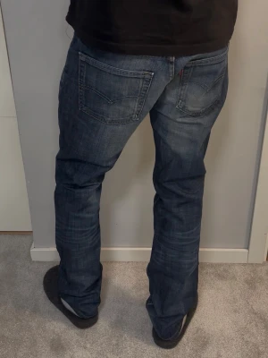 Levi's 511 - Levi's Jeans | Modell: 511 | Skick 8/10 mycket bra |  *Svagt missfärgade knän syns ej vid använding | Nypris ca 2500kr | Mitt pris 699kr | Size: 32/32 | Modellen är 182cm och väger 67kg | Midja: 42cm | Ytterbenslängd: 107cm | Benöppning: 18cm | Lår: 28cm | Kom gärna pm vid frågor eller funderingar |