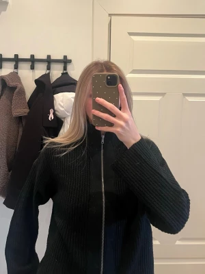 Svart kofta - Säljer min svarta kofta från lager157, använd ett fåtal gånger!!