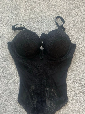 Spetsbody - Säljer denna jättesnygga spetsbody! Står ingen stl eller märke i men skulle gissa på ungefär 80C. Skriv bara för fler frågor!