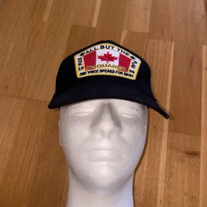 Dsquared2 Keps, Svart, One size - Helt ny. Fin replika med bra kvalitet. One size. Pris: 349kr. Först till kvarn. Skickas direkt inom 24h