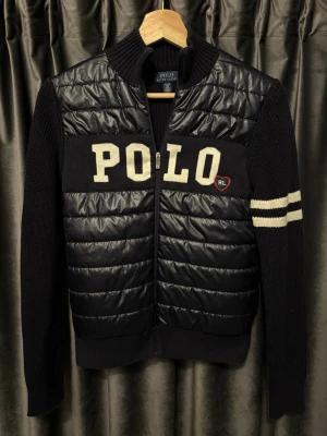 Polo Ralph Lauren cardigan  - Polo RL cardigan - dam - skick 9/10, mycket fint skick! - storlek 16 (barn XL), motsvarar ungefär XS - sjukt snygg cardigan för tjejer nu till våren och sommarkvällar - svart/navy - hör av er vid frågor🤝