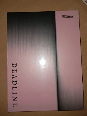 BLACKPINK DEADLINE album pink version - Säljer en helt ny inplastad BLACKPINK DEADLINE album pink version! Den innehåller allting, till exempel photobook, photocards och en poster. Jag skickar snabbt och priset kan diskuteras lite. 