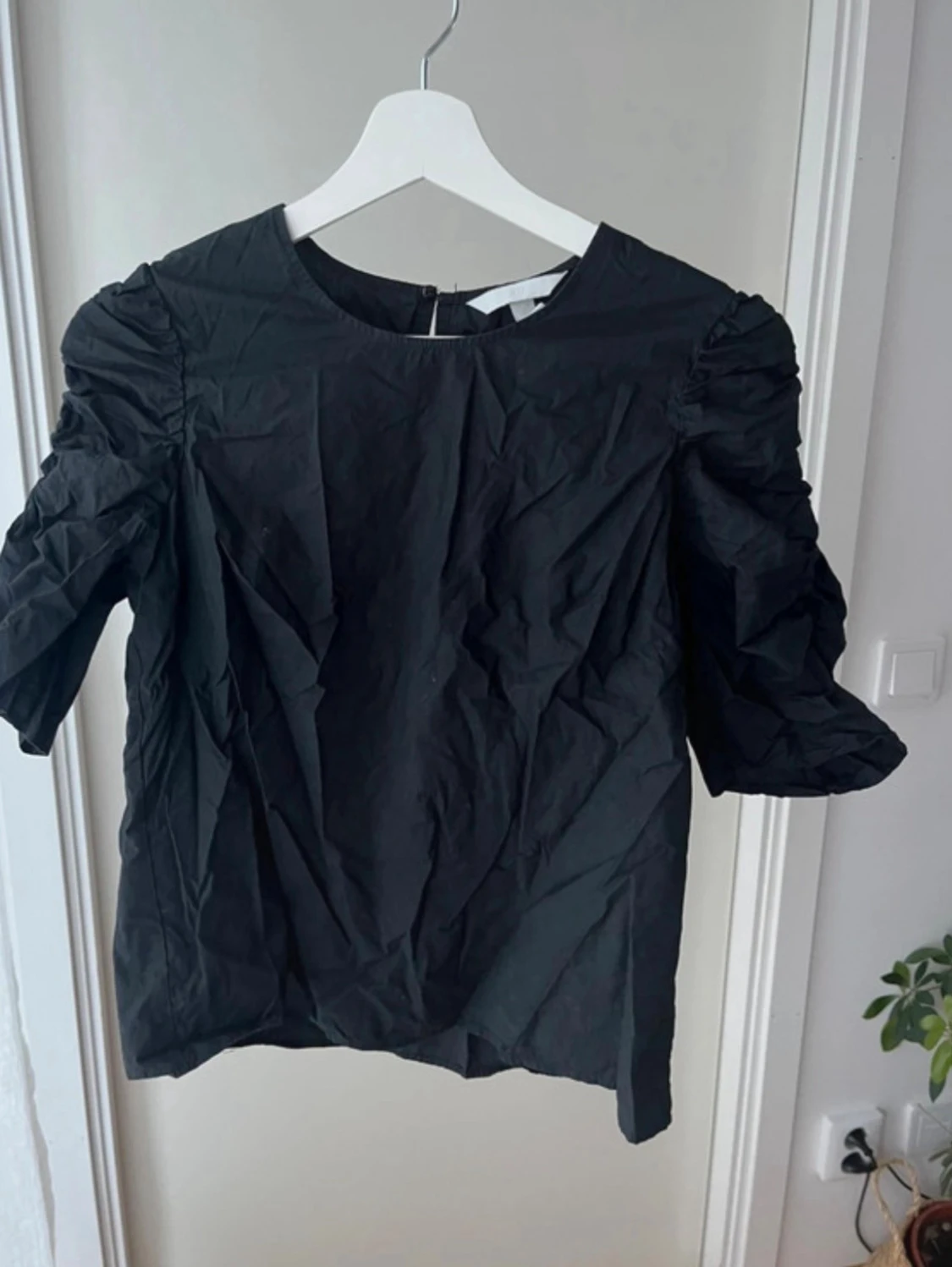 Svart topp med puffärm - 3