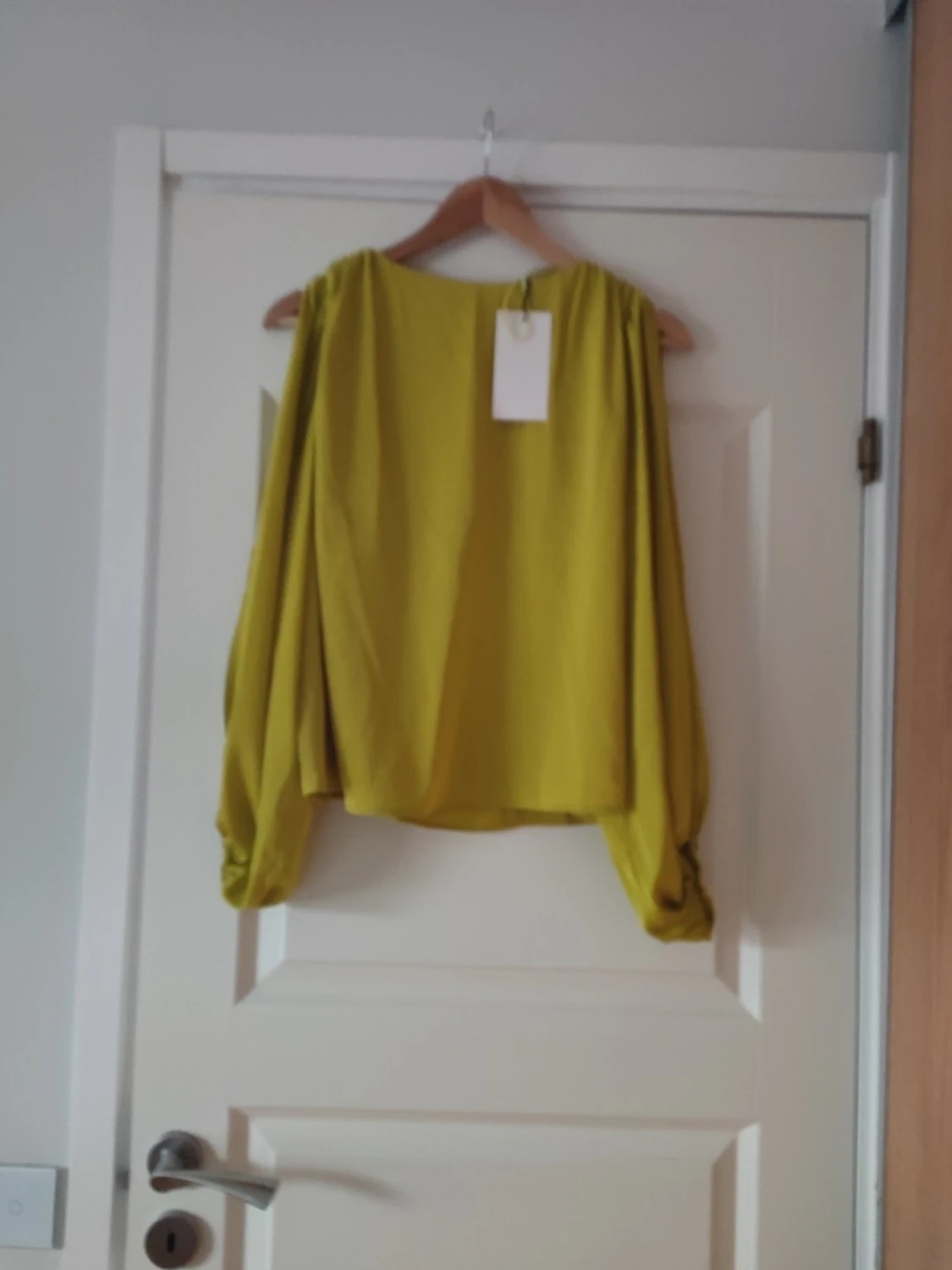 Gul blus med puffärmar - 2