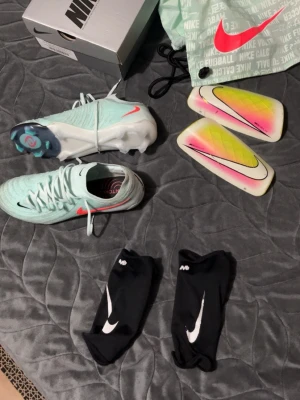 Elite fotbollsskor  - 10-10 sick, hela nya fick de i present, har kört en halvlek me dem men tyvärr passar dem inte mig, allt ingår som är med på bilden, de svarta som är på skorna som syns knappt kan man ta bort enkel, om du skulle köpa allt de här helt nya så du betala 3900-4000 kr 