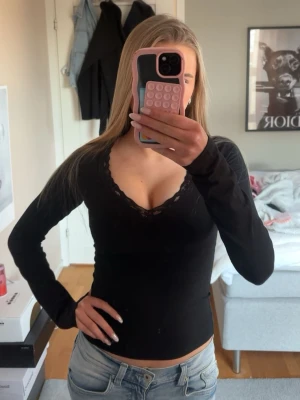 Bershka topp - Säljer denna helt nya tröjan ifrån bershka med spets som är i st Xs, den är aldrig använd men utan prislapp då jag trodde den skulle komma till användning.