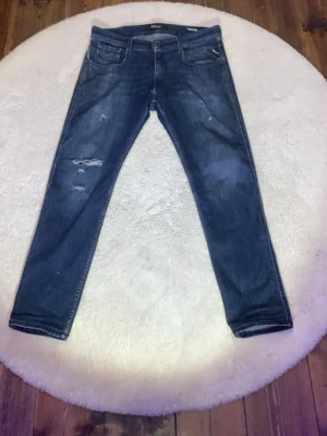 Replay anbass - Tja! Säljer ett par feta mörkblå replay jeans med slitningar. Dom är i strl 30/30 och i väldigt  bra skick. Skriv vid fler frågor eller intressse
