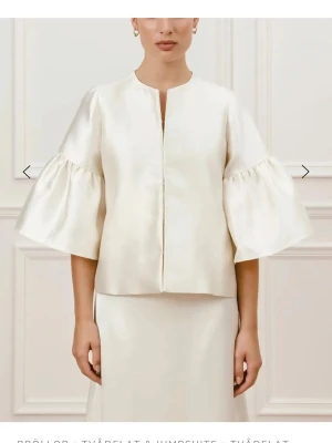 Vit blus med voluminösa ärmar - Hej! Söker denna blus från by malina i stl XS. Hör av er om ni vill sälja :)