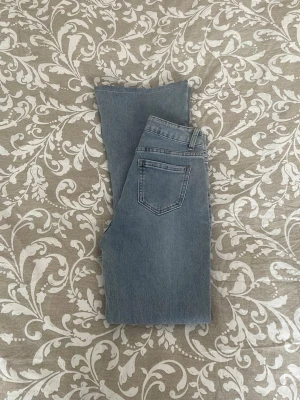Mid jeans från Dimoda - s  - Mid jeans i storlek S, är i nytt skick! (har sytt upp dem, är 167cm.) Nypris 499kr. Skriv för fler bilder 💕 