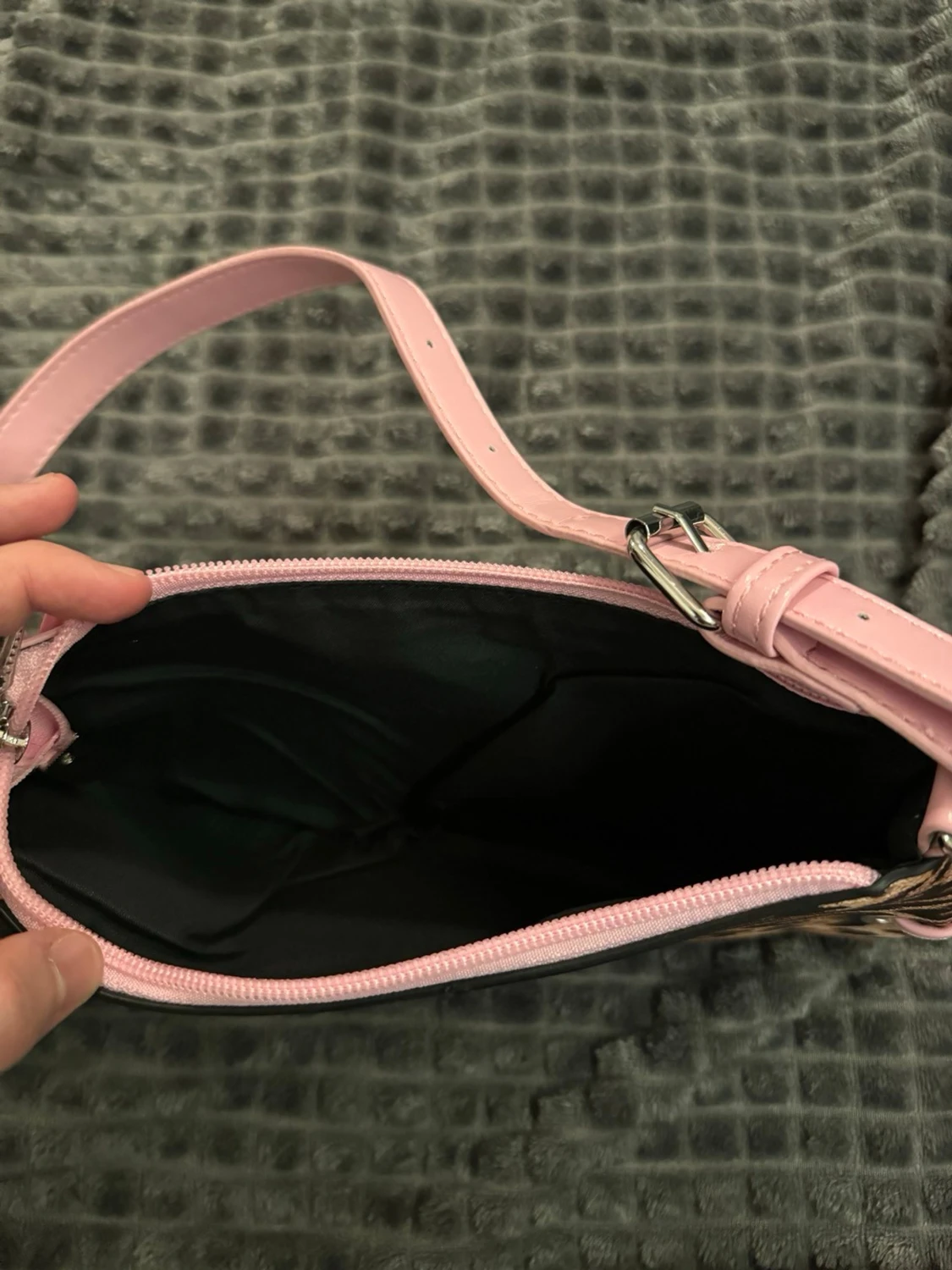 Leopardmönstrad handväska med rosa detaljer - 4