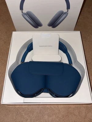 Apple AirPods Max - Apple AirPods Max – Blå (nyskick) 🎧💙  Säljer ett par Apple AirPods Max i den blå färgen. Hörlurarna är i nyskick och levereras i originalförpackning med Smart Case, precis som på bilden.  AirPods Max erbjuder fantastiskt ljud, aktiv brusreducering, transparensläge och en extremt bekväm passform. Perfekta för musik, film, studier eller resor.  ✔ Original ✔ Mycket fint skick ✔ Förvarade varsamt ✔ Redo att användas direkt  Skicka gärna meddelande vid frågor