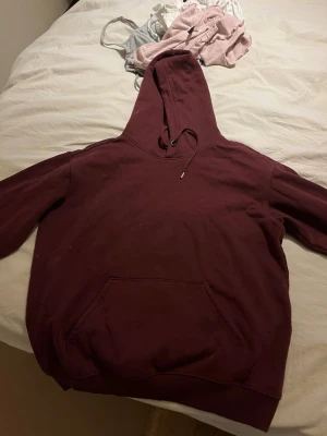 Vinröd hoodie med magficka - Vinröd hoodie med luva. Från H&M